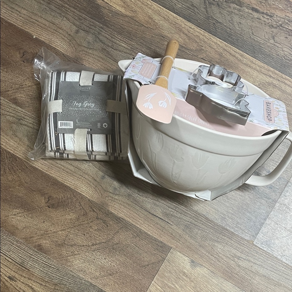 Ceramic Mixing Bowl Set with Spatula and Cookie Cutters - Cream